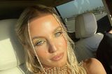 Bloggerin Leonie Hanne ist wie jedes Jahr einer der Stargäste auf dem Coachella-Festival – und dort muss man sich natürlich auch dementsprechend präsentieren. Leonie wählt für das Festival-Wochenende mehrere Variationen des Glitzersteinchen-Looks und ergänzt ihn durch gelben Lidschatten und glänzende Nude-Lips.