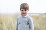 Das dritte Kind von Herzogin Catherine und Prinz William feiert heute (23. April 2022) schon seinen 4. Geburtstag, und Mama Kate gratuliert mit niedlichen, einige Tage zuvor an einem Strand in Norfolk aufgenommenem Bildern. Darauf sieht der kleine Prinz richtig sportlich aus, besonders der graue Strickpullover mit vier bunten Sternen passt perfekt für seinen besonderen Tag.