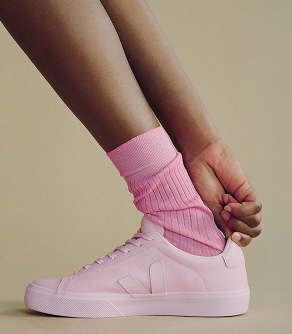 Trotz süßer Farben bleiben die Sneaker clean und minimalistisch. 