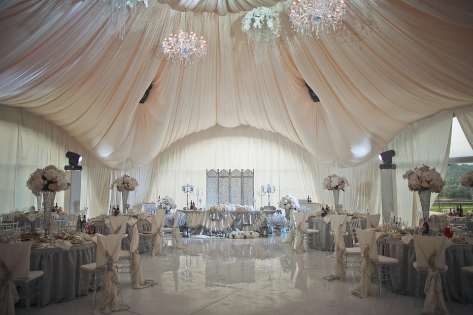 Hochzeitslocation mit Stühlen, Tischen und viel Dekoraktion