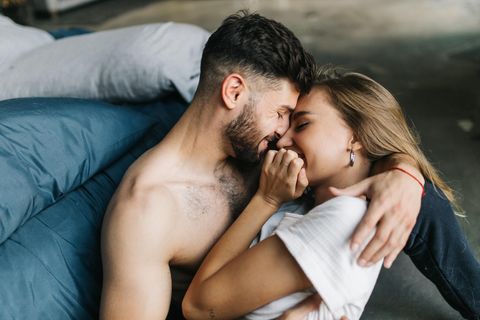 Offene Beziehung vorschlagen: Mann und Frau kuscheln im Bett