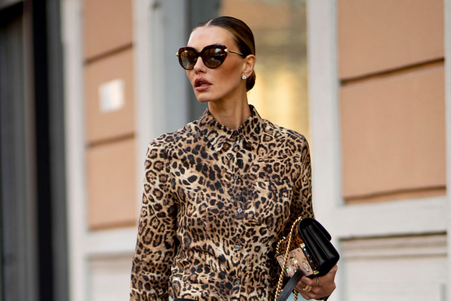 Sonnenbrillen-Trends: Frau in Leo-Dress mit Sonnenbrille in Mailand