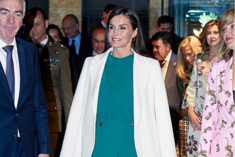 Bei der Preisverleihung für Kider- und Jugendliteratur in Madrid, trägt Königin Letizia von Spanien einen türkisfarbenen Zweiteiler. Zu der hochgeschlossenen Bluse und der Hose im Culotte-Style trägt sie farblich passende Spitzen-Pumps und hat einen weißen Mantel locker über die Schultern gelegt.