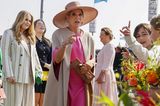Zum Königstag am 27. April 2022 zeigt sich Königin Máxima in einem cremefarbenen Cape aus Wolle und Kaschmir von Maison Valentino. Das elegante Piece kennen wir bereits, doch das knallig pinkfarbene Dress, das sie darunter trägt, ist neu im Kleiderschrank der Dreifachmama.