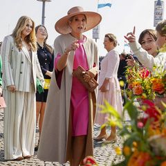 Zum Königstag am 27. April 2022 zeigt sich Königin Máxima in einem cremefarbenen Cape aus Wolle und Kaschmir von Maison Valentino. Das elegante Piece kennen wir bereits, doch das knallig pinkfarbene Dress, das sie darunter trägt, ist neu im Kleiderschrank der Dreifachmama.