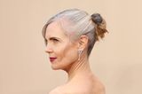 Geheimer Beautycode auf der Downton-Abbey-Filmpremiere: besondere Hairstyles. Auch Elizabeth McGovern legt daher ihren Fokus auf die Haare und präsentiert einen flotten Dutt mit lässig abstehenden Haarspitzen und Side-Bangs.