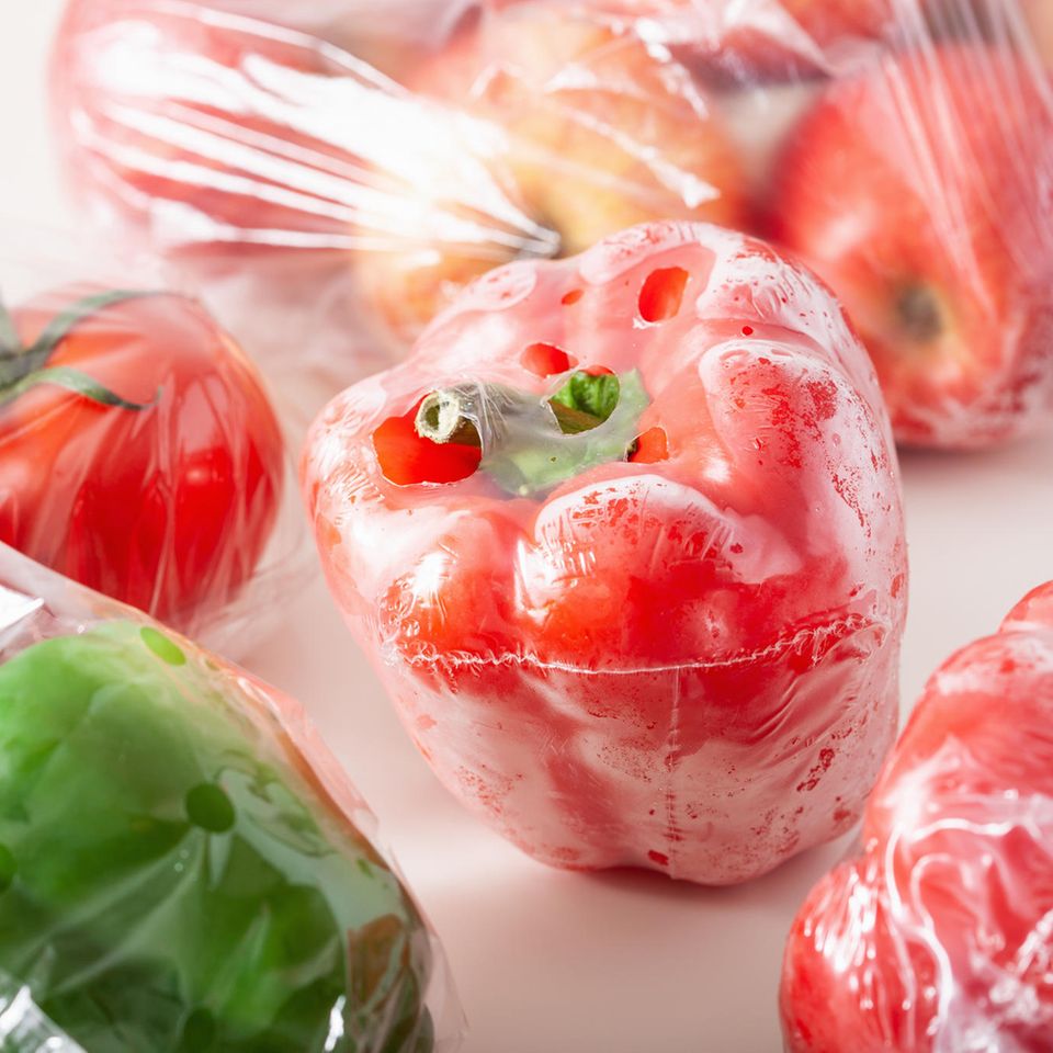 Umwelthormone: Gemüse eingepackt in Plastikfolie