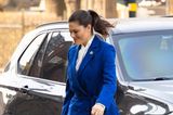 Schwungvoll und in Royalblau richtig königlich besucht Prinzessin Victoria im lässig-eleganten Anzug-Look ein Seminar des Stockholm International Water Institute.
