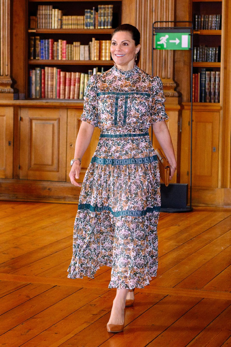 Prinzessin Victoria besucht die Feier zum 100. Jubiläum der "Kronprinzessin Margaretas Landstormsfond"-Foundation in Stockholm im floralen Kleid des schwedischen Labels By Malina, und bringt frischen Sommerwind in die verstaubte Bibliothek im Königlichen Schloss.