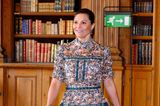 Prinzessin Victoria besucht die Feier zum 100. Jubiläum der "Kronprinzessin Margaretas Landstormsfond"-Foundation in Stockholm im floralen Kleid des schwedischen Labels By Malina, und bringt frischen Sommerwind in die verstaubte Bibliothek im Königlichen Schloss.