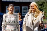 Diese beiden sind auch in Sachen Styling auf einer Wellenlänge. Bei der Ankunft des norwegischen Kronprinzenpaares in Schweden scheinen nicht nur die Outfits der Kronprinzessinnen zu harmonieren. In einem beige-gemusterten Kleid mit Statement-Ohrringen aus Perlen nimmt Prinzessin Victoria gemeinsam mit ihrem Mann Daniel, ihre norwegischen Gäste in Empfang. Prinzessin Mette-Marit entscheidet sich ebenfalls für ein helles Kleid mit Blumen-Print. Dazu kombiniert sie einen weißen Mantel mit dezentem Schottenmuster und rosafarbene Pumps.