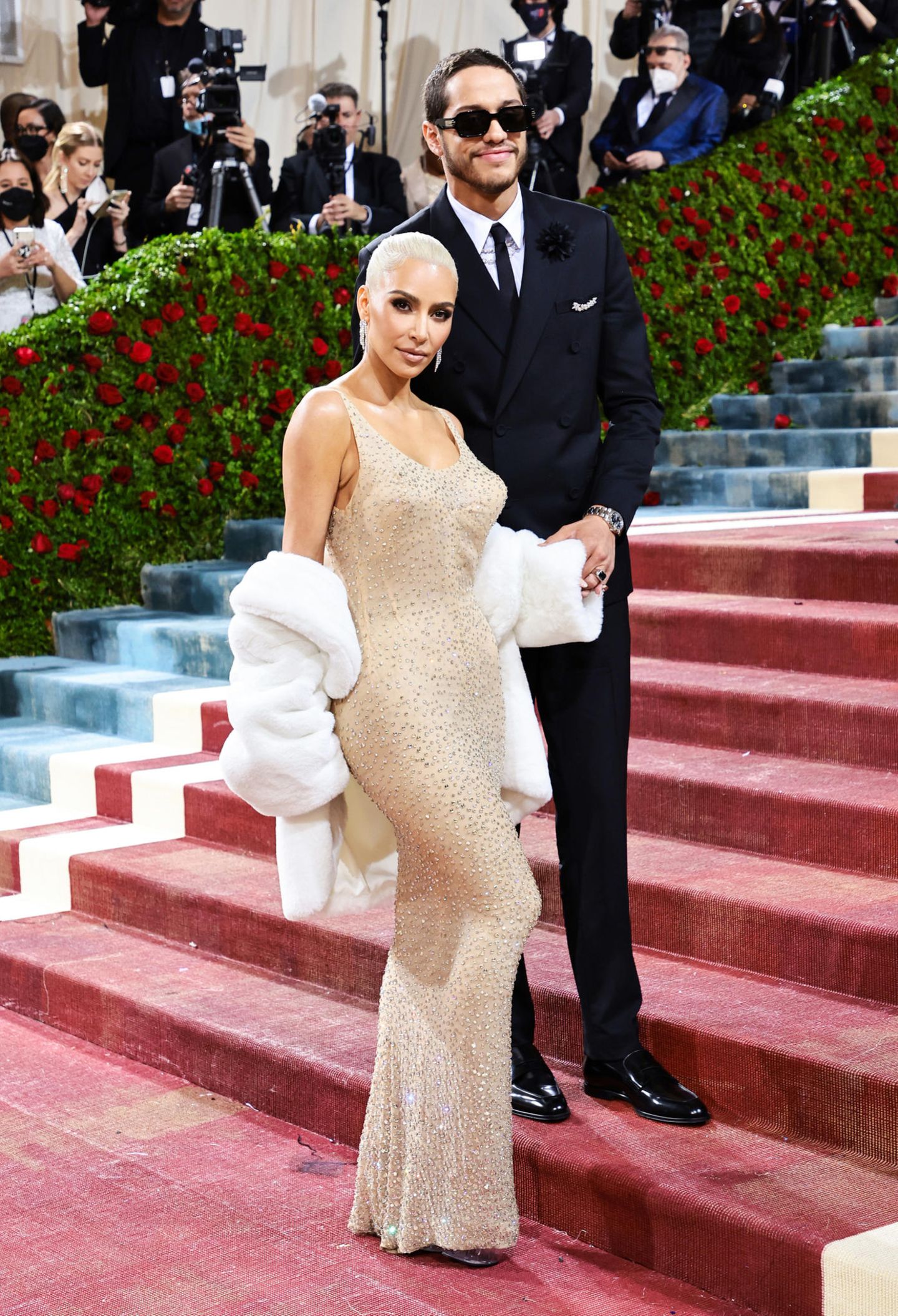 Was für ein Auftritt! Kim Kardashian erscheint gemeinsam mit Freund Pete Davidson. Kim trägt das Kleid, das Marilyn Monroe für ihr Geburtstagsständchen für Präsident Kennedy getragen hat.