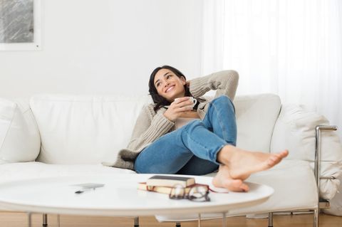 Das DRAMMA-Modell: Frau ruht sich auf dem Sofa aus