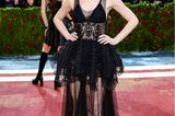 Phoebe Dynevors Met-Gala-Debüt ist ihrem sexy Kleid von  Louis Vuitton definitiv geglückt.