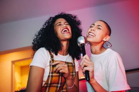 Alena Schröder: zwei junge Frauen singen zusammen in ein Mikrofon
