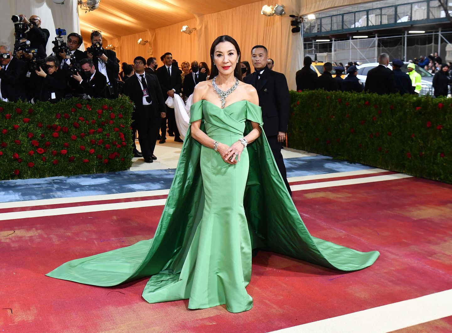 Michelle Yeoh landet in ihrem grünen Kleid von Prabal Gurung einen modischen Volltreffer hin.