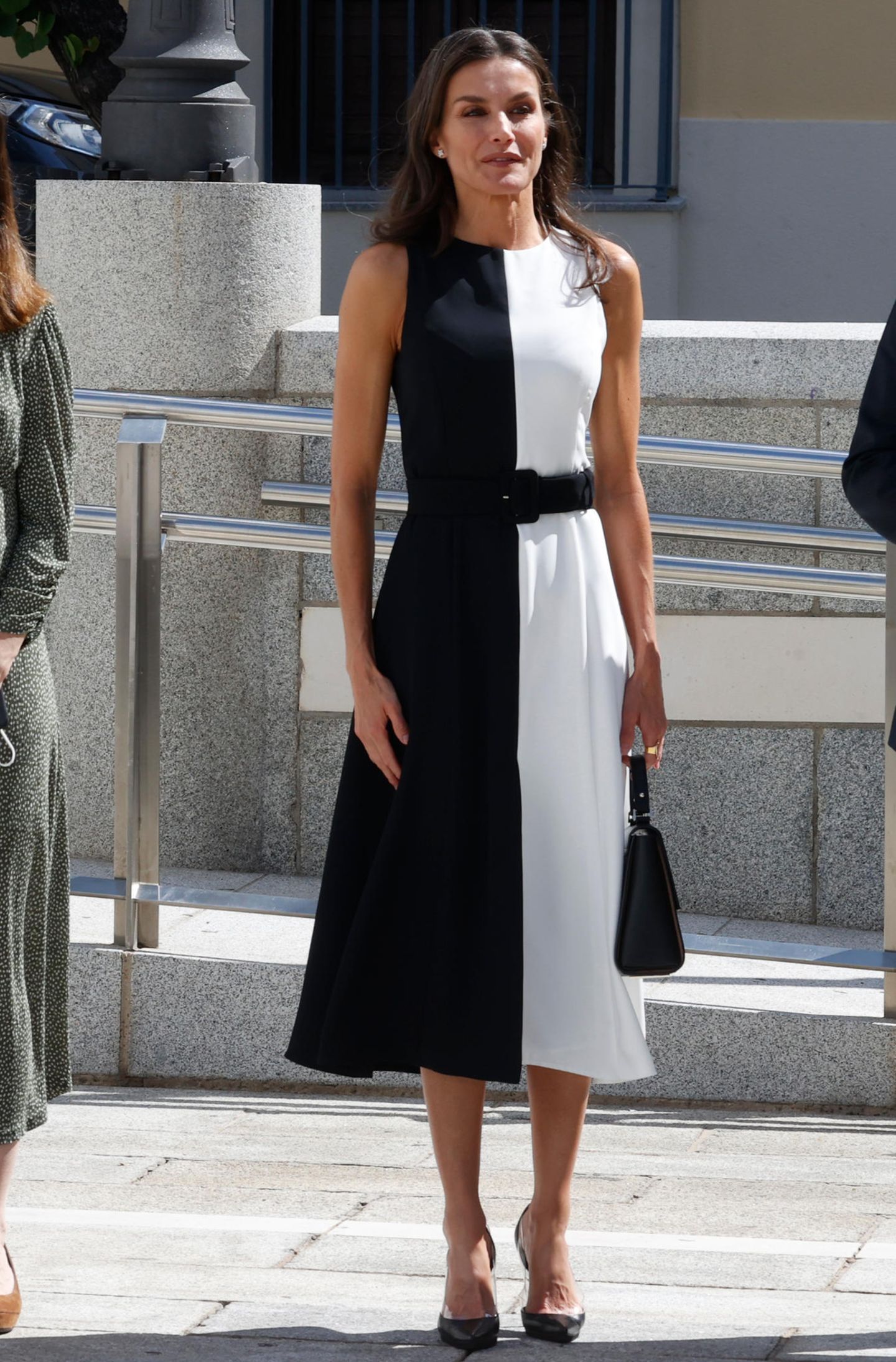 Bei einem Termin im spanischen Merida beweist Königin Letizia wieder einmal ihr Modebewusstsein. Das schwarz-weiße Two-Tone-Kleid steht der 49-Jährigen nicht nur hervorragend, es ist auch gerade absolut angesagt, denn Letizia ist bei dem Event nicht die einzige Dame, die es trägt.