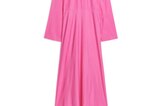 In diesem pinkfarbenen Kleid sehen wir uns schon laue Frühlingsnächte durchtanzen, durch die Stadt bummeln oder den Strand unsicher machen. Dank seines locker-lässigen Schnitts ist das Dress ein super Allrounder für den Sommer. Midikleid von Arket, 125 Euro.