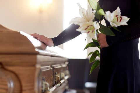 "Tote" Frau schlägt bei ihrer Beerdigung gegen den Sargdeckel