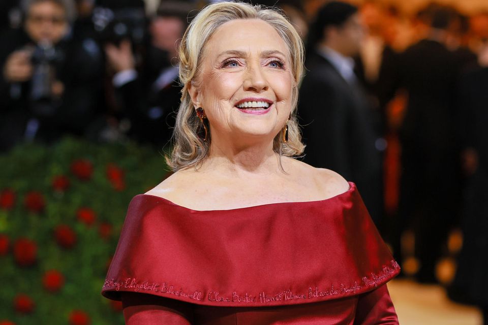 Hillary Clintons Kleid zieren 60 Frauennamen. 