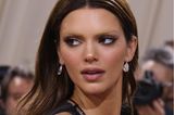 Ganz schön skurril! Topmodel Kendall Jenner überrascht auf dem Red Carpet der diesjährigen Met Gala mit blondierten Augenbrauen. Ihre Make-up hält sie recht dezent und entscheidet sich für ein betontes Augen Make-Up und Lippenstift in dunklem Rosé.