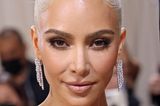 Kendall Jenner ist anscheinend nicht die Einzige, die bei der Met Gala auf eine Blondierung setzt. Auch ihre Stiefschwester Kim Kardashian entscheidet sich für einen Haar-Styling in platinblond! Ihr Make-up hält sie schlicht, sodass ihre großen Statement-Ohrringe richtig zur Geltung kommen.