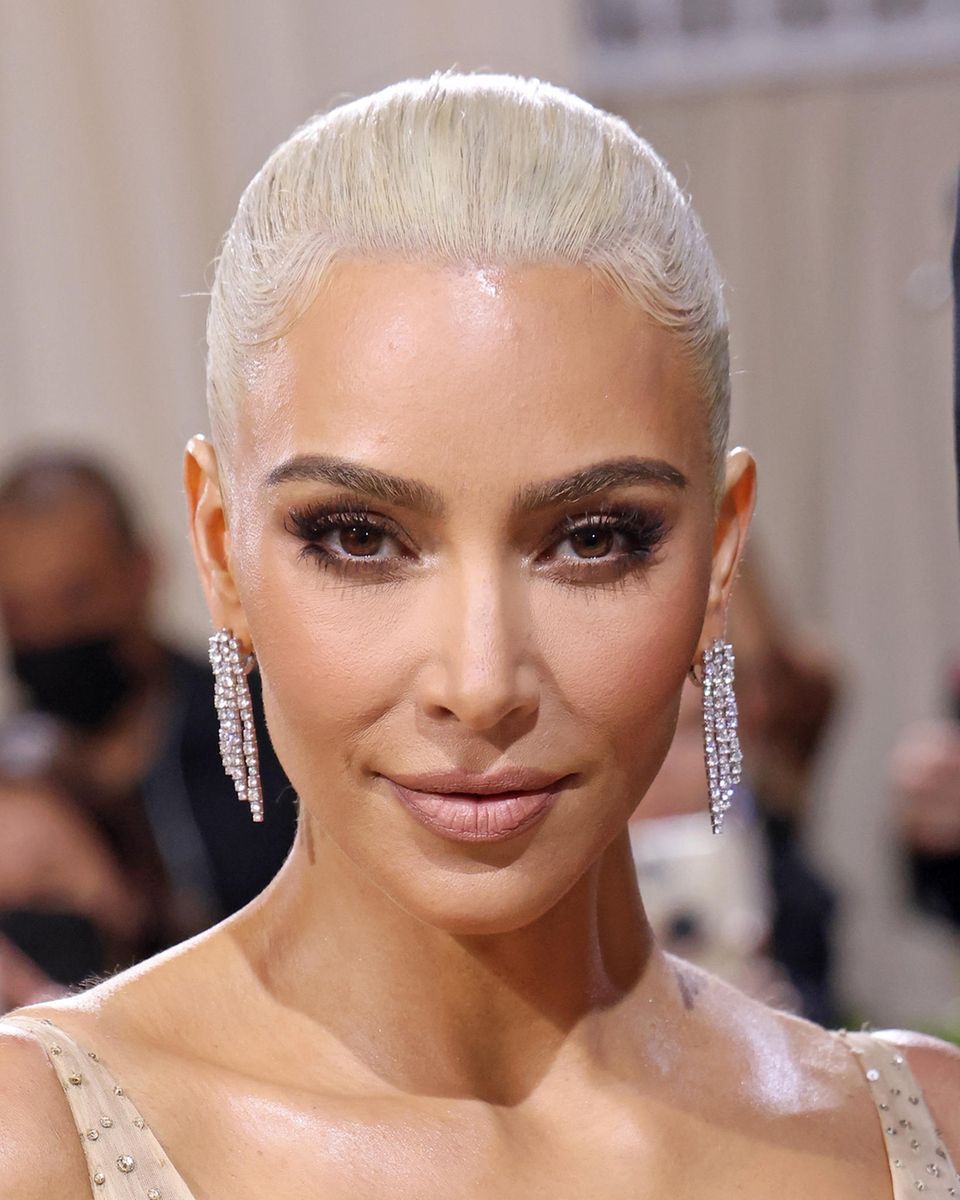 Kendall Jenner ist anscheinend nicht die Einzige, die bei der Met Gala auf eine Blondierung setzt. Auch ihre Stiefschwester Kim Kardashian entscheidet sich für einen Haar-Styling in platinblond! Ihr Make-up hält sie schlicht, sodass ihre großen Statement-Ohrringe richtig zur Geltung kommen.