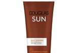 Sonnengeküsste Haut ganz ohne UV-Strahlung? Kein Problem! Mit der neuen Self Tanning Bodylotion von Douglas Sun schenkst du deiner Haut eine zarte und natürliche Bräune. Von Douglas, rund 15 Euro.