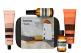 Mit vier pflegenden Produkten für Gesicht, Hände und Körper ist das Beacon Gift Kit von Aesop eine tolle Idee für den Muttertag. Die verschiedenen Duftrichtungen aus Zitrus und Rose werden garantiert jeden Geschmack treffen. Von Aesop, ca. 80 Euro.