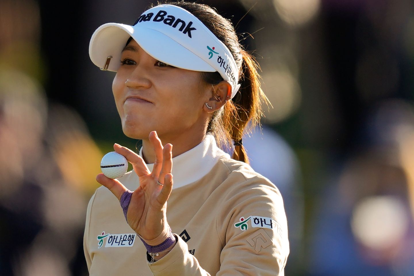 Golferin Lydia Ko hält einen Golfball hoch
