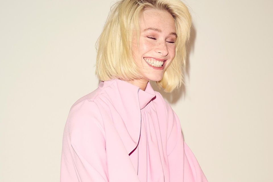Farbe Dieses Jahr dürfen wir uns in puncto Farbe einiges trauen! Fashion-Influencerinnen wie Leonie Hanne & Co. machen uns das sogenannte Dopamin Dressing vor: Rosa zu Gelb, Blau zu Grün. Ganz egal, hauptsache es knallt und zaubert uns beim bloßen Hinschauen gute Laune.