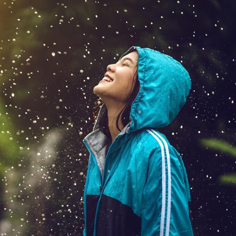 Hirnforschung: Darum hast du unter der Dusche oft die besten IdeenHirnforschung: Eine Frau im Regen