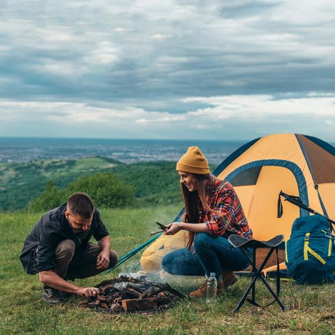 Zelt-Test: Diese Zelte überzeugen Camping- und Outdoor-Fans, Frau, Mann, Zelt, Lagerfeuer