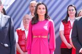 Königin Letizia ist bei einer Feier zum Gedenken am Weltrotkreuz- und Rothalbmondtag in Valencia zu Gast. Dazu trägt sie ein absolutes Hingucker-Kleid. Das pinkfarbene Dress mit Cut-Outs an den richtigen Stellen gibt den Blick frei auf ihre trainierte Körpermitte.