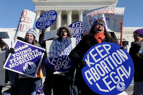 Mehrere Frauen demonstrieren gegen die Abschaffung des Abtreibungsgesetzes