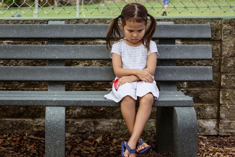 9 Dinge, die Kinder brauchen, um ihren Ärger auszudrücken: Kleines Mädchen auf Bank