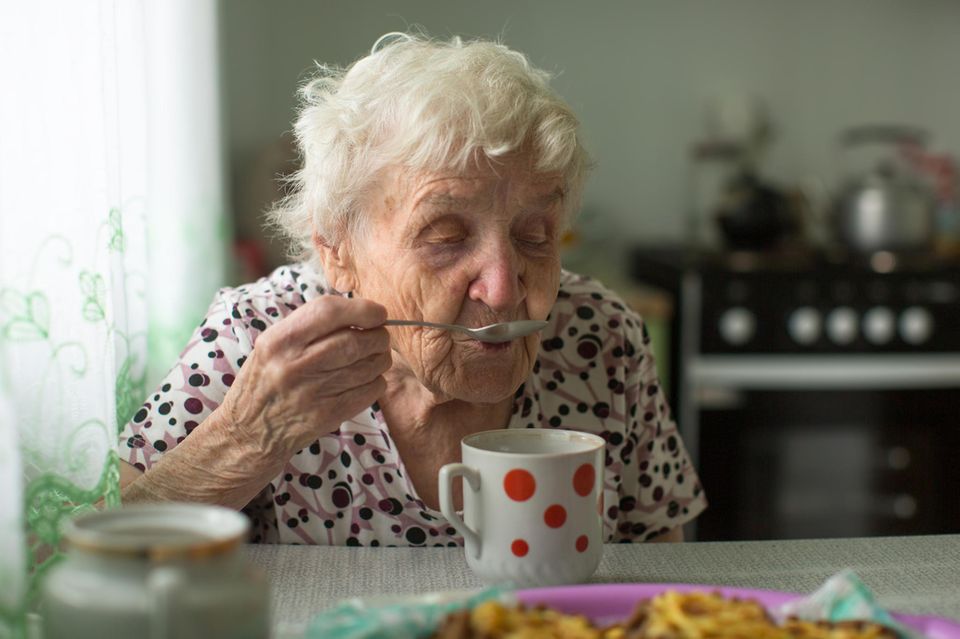 Nostalgie: Eine alte Frau mit einer Tasse