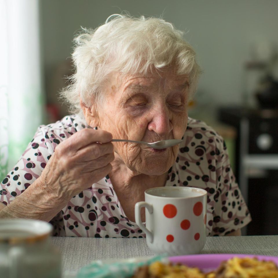 Nostalgie: Eine alte Frau mit einer Tasse