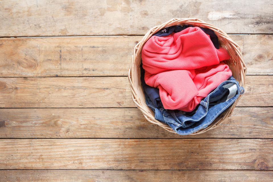 Hier werdet ihr eure alten Klamotten los: Wäschekorb mit Wäsche
