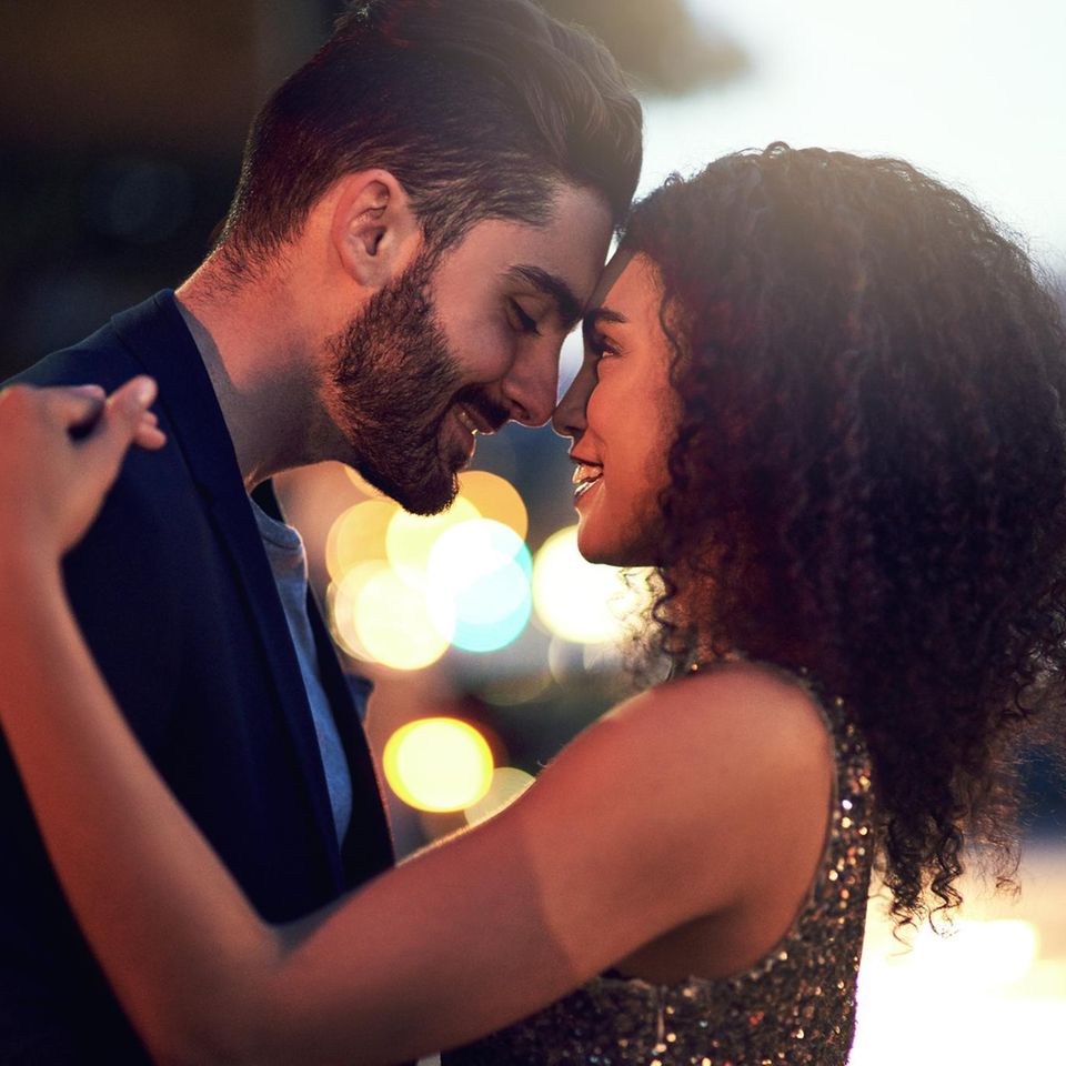 One-Night-Stand: Frau und Mann kommen sich mit den Gesichtern sehr nahe