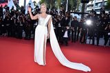 Auch 2020 ist Sharon Stone zu Gast bei den Filmfestspiele in Cannes. Sie zeigt sich in einer weißen Robe mit hohem Beinschlitz, Glitzercorsage und Cape.