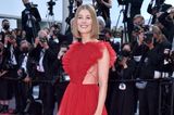 Rosamunde Pike besucht die Filmfestspiele in Cannes 2020 in einem roten Tüllkleid mit einem besonderen Oberteil, das in Herzform geschnitten ist.