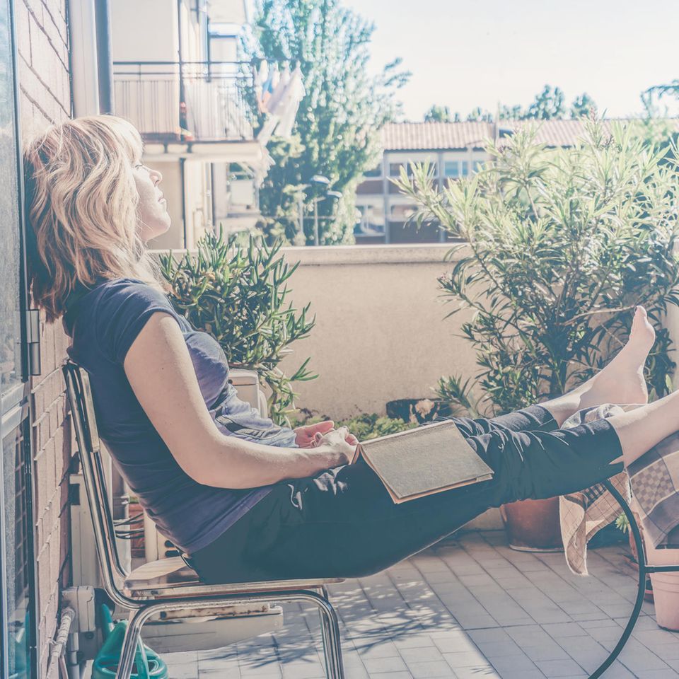 Psychologie: Eine Frau entspannt auf ihrem Balkon