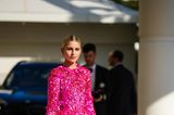 Auf dem Weg zu den 75. Internationalen Filmfestspielen von Cannes setzt Influencerin Caroline Daur auf ein auffälliges pinkes Kleid. Zu dem Pailletten-Kleid trägt sie die passenden Schuhe und die passende Tasche. Außerdem betont sie mit der strengen Frisur ihre goldenen Ohrringe.