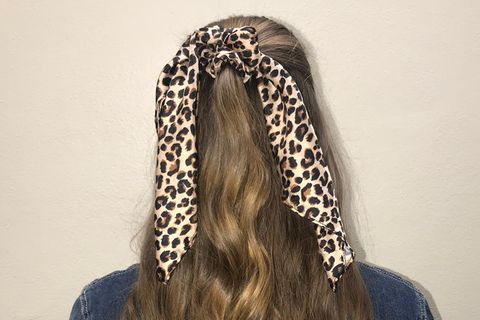 Mädchen mit halboffenen Haaren und einem Haarband