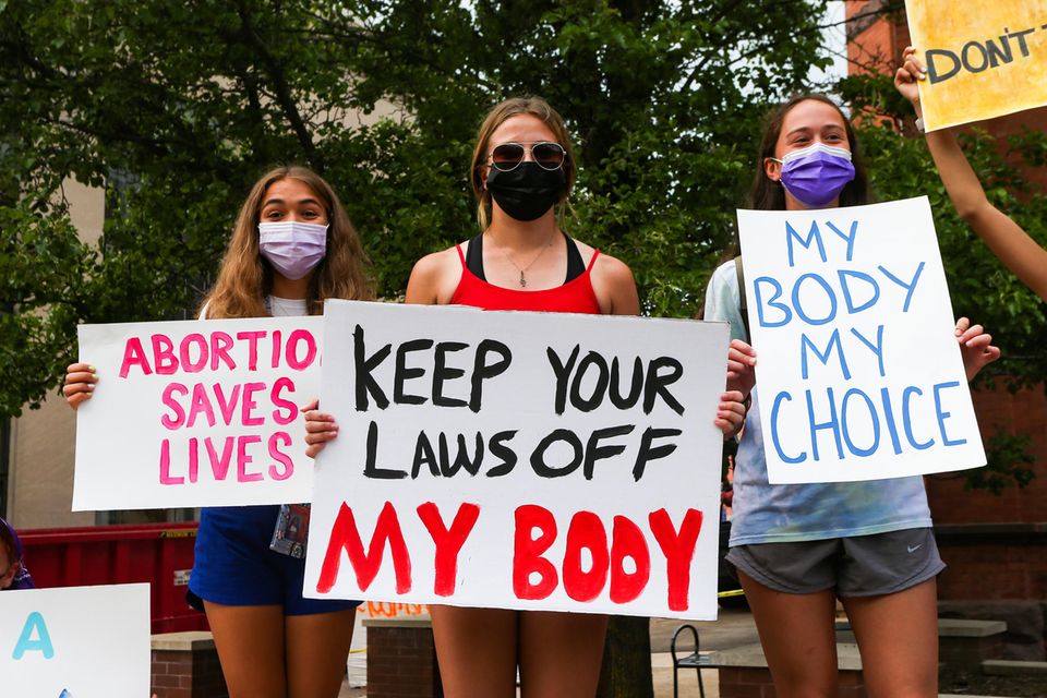 Frauen bei einer Demonstration gegen die Abschaffung der Abtreibung