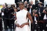 Lashana Lynch wählt für den Red Carpet der Filmfestspiele in Cannes ein Jacquard-Kleid von Fendi Couture mit Spitzendetails und Mini-Kragen. 