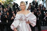 Veronica Ferres bezaubert in einer silbernen, opulenten Robe auf dem roten Teppich in Cannes. Dazu trägt die Schauspielerin Libellen-Ohrringe von Sévigné. 