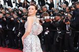 Auch Katherine Langford setzt auf Silber. Die Australierin wählt für ihren Auftritt bei der Eröffnung der Filmfestspiele 2022 ein mit Pailletten besticktes Kleid von Prada. Highlight: Die XXL-Schleife auf dem Rücken. 