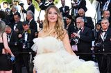 Tüll über Tüll: Die französische Modebloggerin Caroline Receveur schreitet mit gelben Tüll-Ensemble und Meerjungfrauen-Wellen über den roten Teppich. 